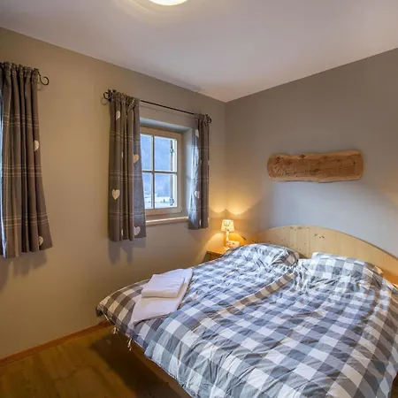 In Koenigsleiten Near Lift Alpesi faház *